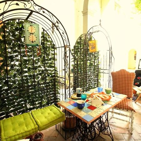 Hand Decorated House With Court Florenz Exterior foto