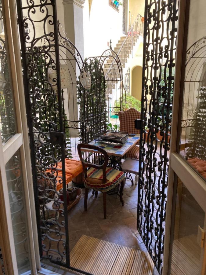 Hand Decorated House With Court Florenz Exterior foto